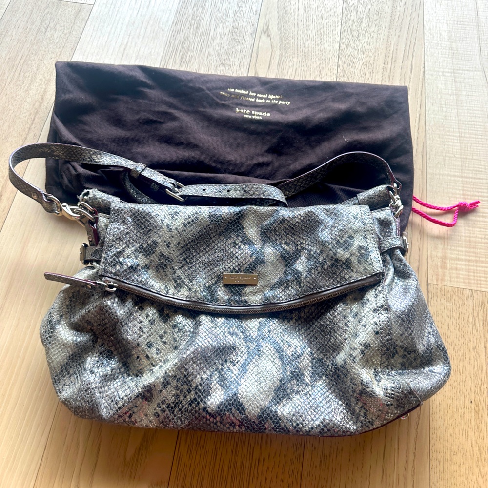 KATE SPADE GRAY METALLIC SNAKESKIN EMBOSSED LEATHER FOLD OVER SHOULDER BAG/TOTE